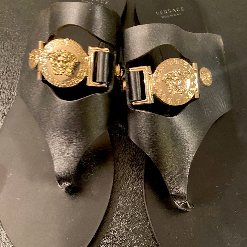 Authentic Versace Signature Medusa Sandals Brand new barely worn size 38.5/8.5